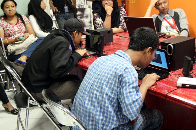 Para tunanetra bermain blind race menggunakan laptop