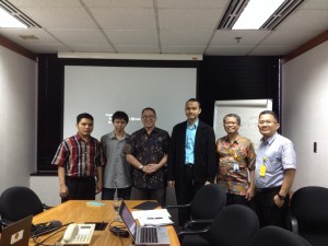 Foto tim Kartunet ada Dimas, Irfan, dan Riqo bersama CEO PT Indosat Tbk, Alexander Rusli pada 2 Mei 2014 di kantor Indosat.