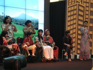 Beberapa orang penyandang disabilitas memperlihatkan bakatnya dalam drama musikal pada perayaan Hari Internasional Penyandang Disabilitas (Hipenca) di Pejaten Village, Jakarta pada November 2011