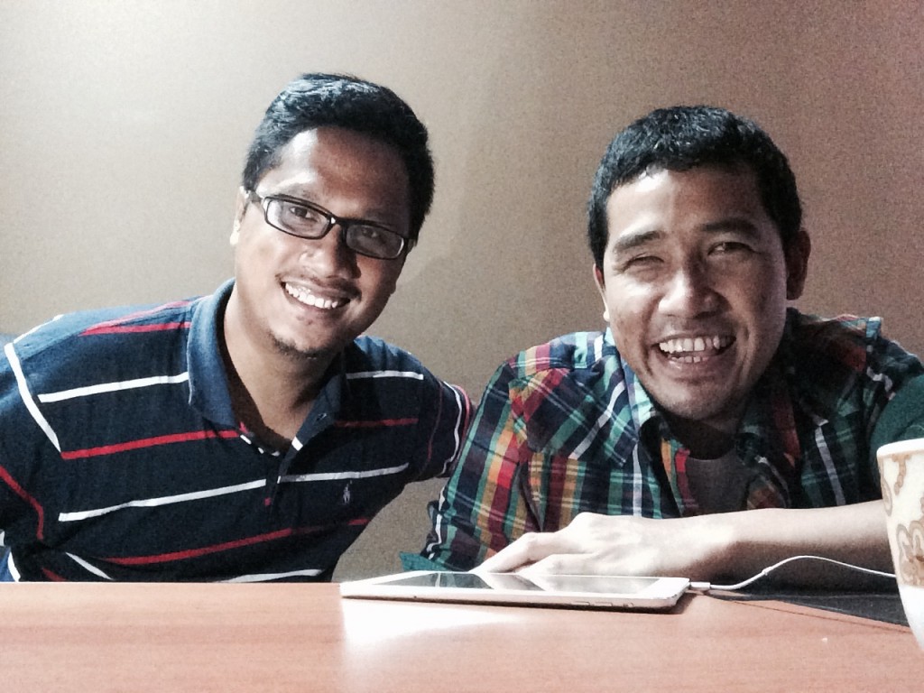 Akbar Ega (kanan) dan Yudo Widiyanto (kiri), berfoto bersama usai wawancara.