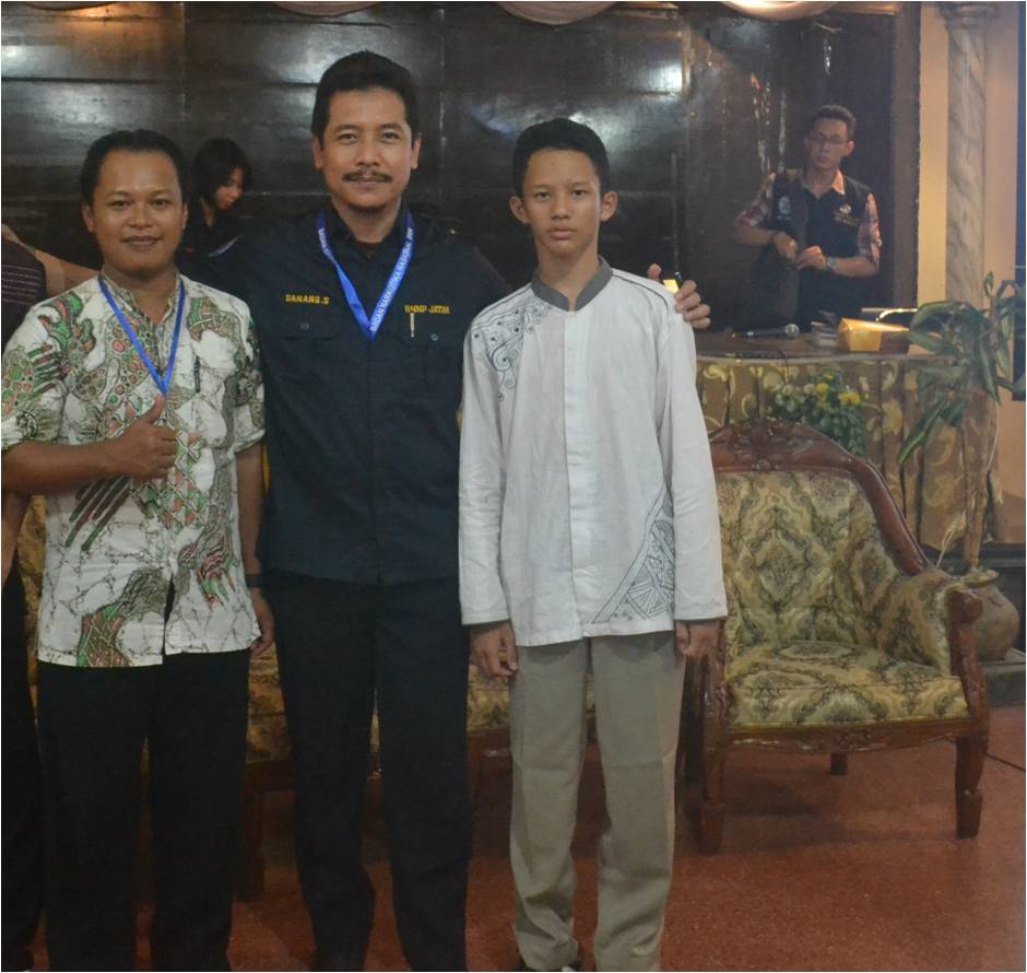 Ustadz Ainun (kiri), Pak Danang Sumiharta/Ketua Advokasi BNN JATIM, saya (kanan) dalam acara Pengkaderan BNN 2014